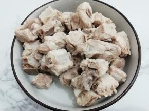 然后捞出，用温水在洗一遍去除沫子，在捞出沥干水份