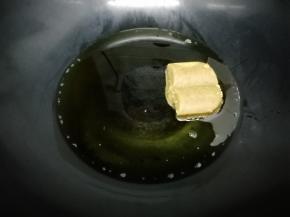 锅中加入适量的油烧到七成热时，把咖喱块放入锅中让咖喱化开