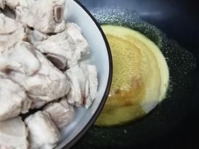 然后把排骨放入锅中，让每块排骨都沾上咖喱汁