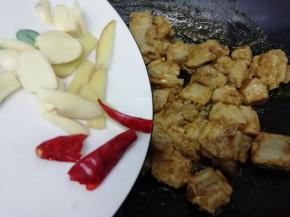 在倒入姜、蒜、小米椒和花椒炒出香味，然后在倒入和食材一平的水大火烧开，转小火煮到排骨熟为止