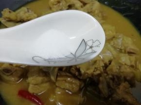 然后再加入盐翻炒一下即可，关火出锅