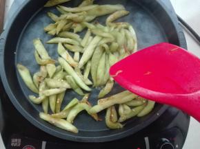 在电饼铛底盘刷一层食用油，然后将茄子条放入，翻炒至软盛出来待用。