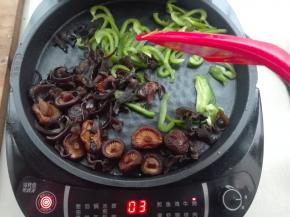 最后将青椒、木耳、香菇稍微翻炒一下即可。