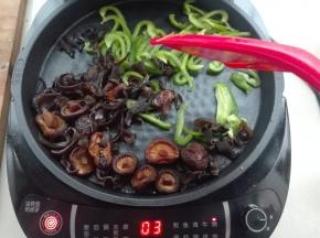 最后将青椒、木耳、香菇稍微翻炒一下即可。