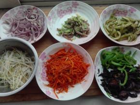 所有翻炒好后的用料如图所示。