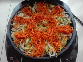 将豆芽、胡萝卜同样摆放，锅中基本出现一个五彩图案了哈。