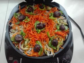 最后再将青椒、香菇、木耳做一下装饰性摆放，将茄子条在洋葱上面摆放，如图所示。