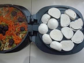 将调味汁倒入码放好的菜上，盖好盖子，设置下火，选择烤肉功能。