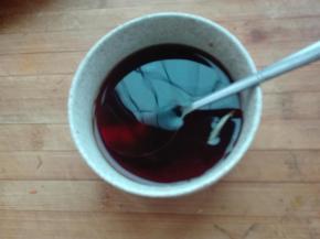 将茄子条在洋葱上面摆放，如图所示。