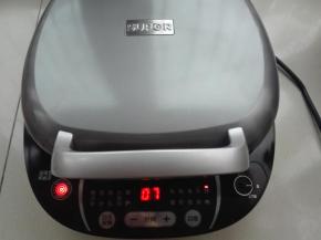 开始调制调味品：碗中倒入3小勺子味极鲜，1小勺醋、1小勺料酒、一点点白糖、适量的盐，然后加入适量水调制均匀