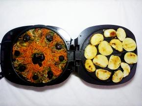 大约时间为5分钟左右时，我们也可以将电饼铛的上盖拉开，铺平，设置上下火，刷上一层底油，可以同时来煎制点馒头片哈，一锅两用，菜同主食一次全部搞定