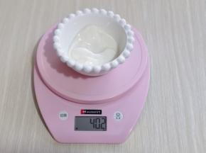 将浓稠酸奶称重,我用买的,自己做的浓稠酸奶也可以!