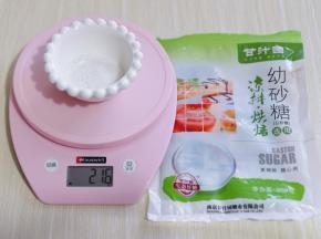 幼砂糖称重,(使用甘汁园幼砂糖易融化,口感清甜,除了做面点,日常凉拌菜都比较好)