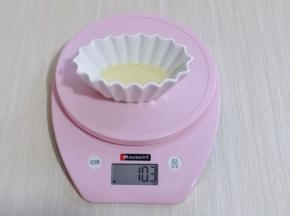 玉米油称重,建议使用气味较清淡的食用油!