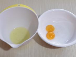 将蛋白与蛋黄分别在无油无水的器具中。