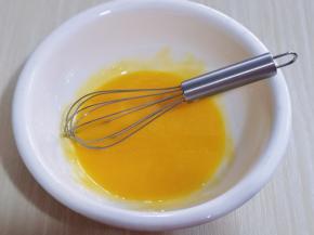 蛋黄用手动打蛋器打散。