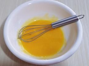 蛋黄用手动打蛋器打散。