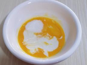 加入酸奶，10g细砂糖，玉米油，用手动打蛋器打至均匀！完全融合！