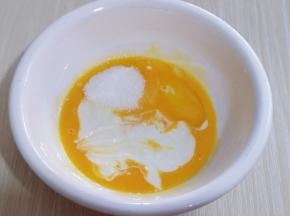 加入酸奶,10g细砂糖,玉米油,用手动打蛋器打至均匀!完全融合!