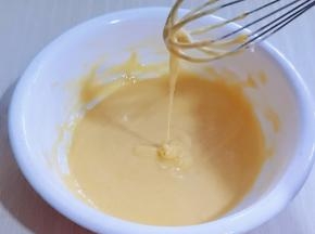 筛入低筋面粉,翻拌均匀,且无干粉,提起打蛋器面糊自由流动!