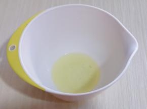 蛋白中滴入几滴白醋或柠檬汁!