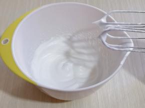 10g糖分三次加入，电动打蛋器将蛋白高速打发至呈现鱼眼泡。 加入三分之糖，继续高速打发，蛋清泡消失，细腻时再加入三分之一的糖，打至湿性发泡时加入最后的三分之一糖，，打发至蛋白出现细腻的纹路，将电动打蛋器调低速打发一会儿，感觉有些阻力时，就可以停止打发，以免消泡，提起打蛋器有微微的弯勾就可以。