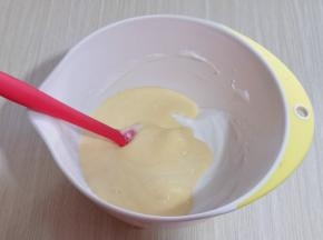 最后将蛋黄糊倒入蛋白霜的容器中,继续翻拌至看不到蛋白霜即可。