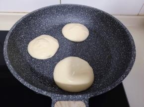 不粘锅刷少许食用油,全程小火,盛入蛋糕糊,堆圆形!