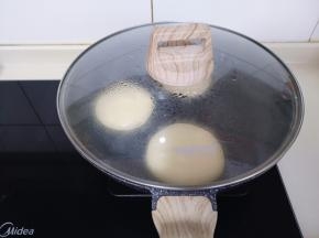 盖上盖子焖3分钟,翻一面再继续焖3分钟!