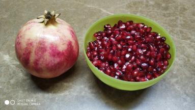 石榴去皮，取出果粒