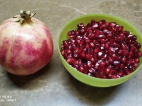 石榴去皮，取出果粒