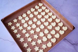 学厨烤盘铺上耐高温不沾布，再把奶片依次放入