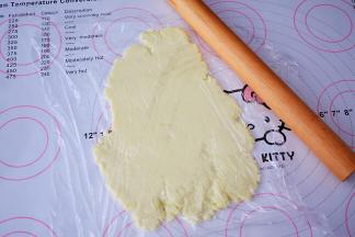 再把奶粉团盖上保鲜膜，再用擀面杖擀成0.3厘米的薄片