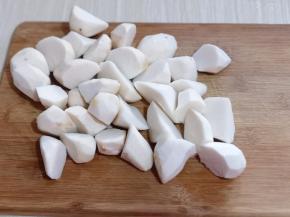 去皮的芋头冷水冲洗干净，切菱形块！