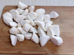 去皮的芋头冷水冲洗干净，切菱形块！