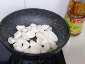 加入切好的芋头翻炒！