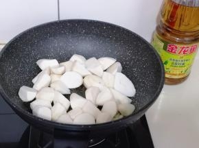 加入切好的芋头翻炒！