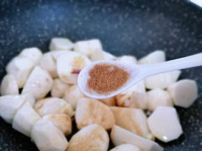 加入十三香！小火翻炒均匀！