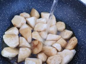 加入纯净水，没过芋头即可！大火烧开，转小火5分钟！