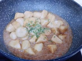 加入葱花大火收汤！