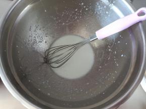 1.将牛奶和玉米油充分乳化
