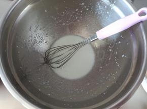 1.将牛奶和玉米油充分乳化
