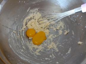 4.分离蛋清和蛋黄，加入蛋黄
