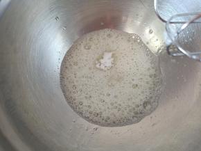 6.打发蛋清，装蛋清的盆要无油无水，打至鱼眼泡后加入1/3白糖
