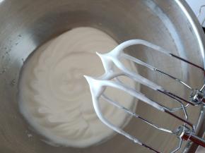 7.分3次加糖，蛋白打至提起打蛋器有直立的小尖角
