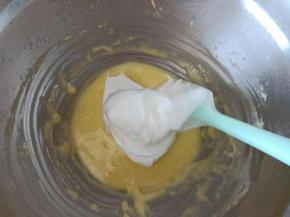 8.取1/3蛋白霜加入蛋黄糊中翻拌均匀
