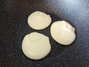 10.舀一勺倒入平底锅中，先舀一勺摊开，然后上面 再放一勺，盖锅盖煎至两面金黄
