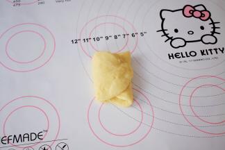 翻面后左右各往中间折三分之—