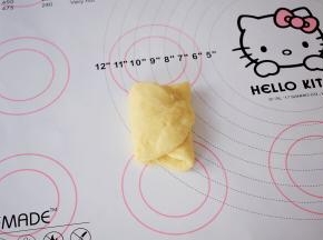 翻面后左右各往中间折三分之—