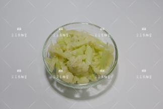 菜花摘成小朵，入锅中焯水至断生后捞出沥水备用